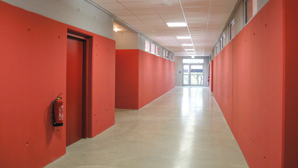 Büro-Gang mit rot gestrichenen Wänden
