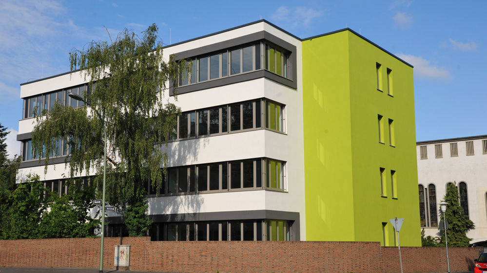 Modernes Wohngebäude mit weiß-grüner Fassade