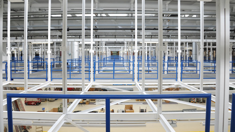 Blick in eine Industriehalle mit blau lackierten Geländern